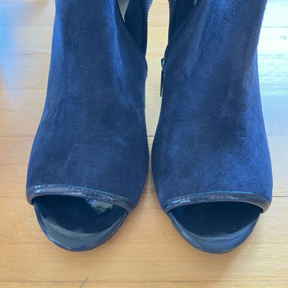 Bandolino navy suede patent Heel Sleek and Stylish